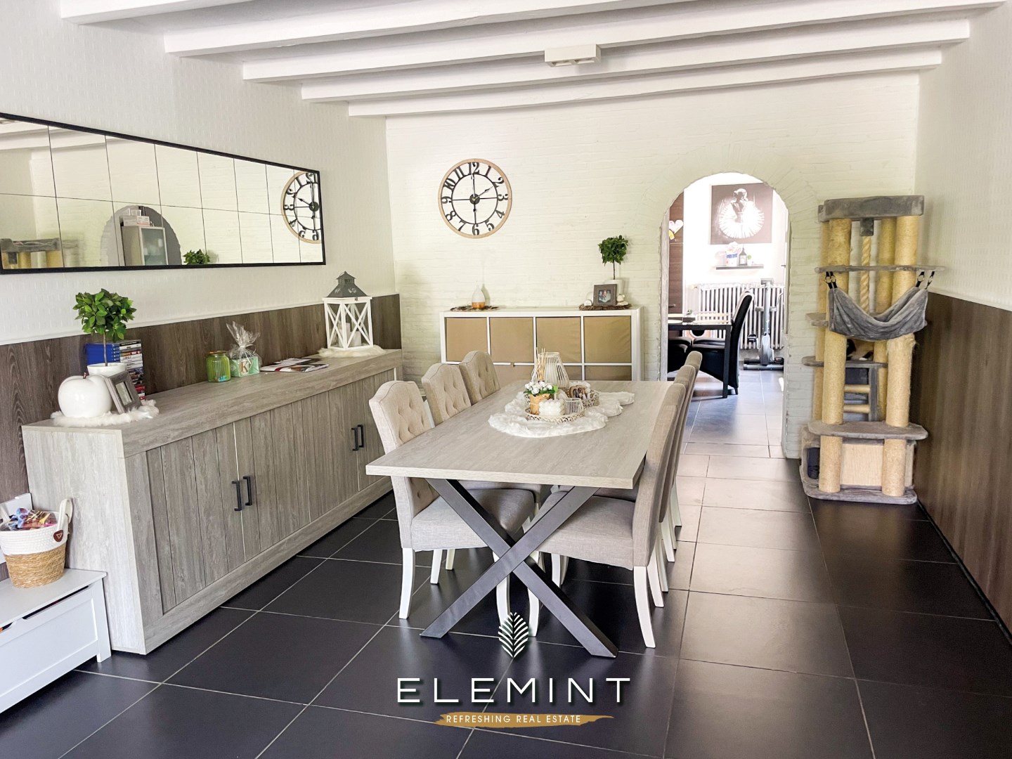 Klassevol en luxueus gerenoveerde hoekwoning op wandelafstand centrum Zwevegem 