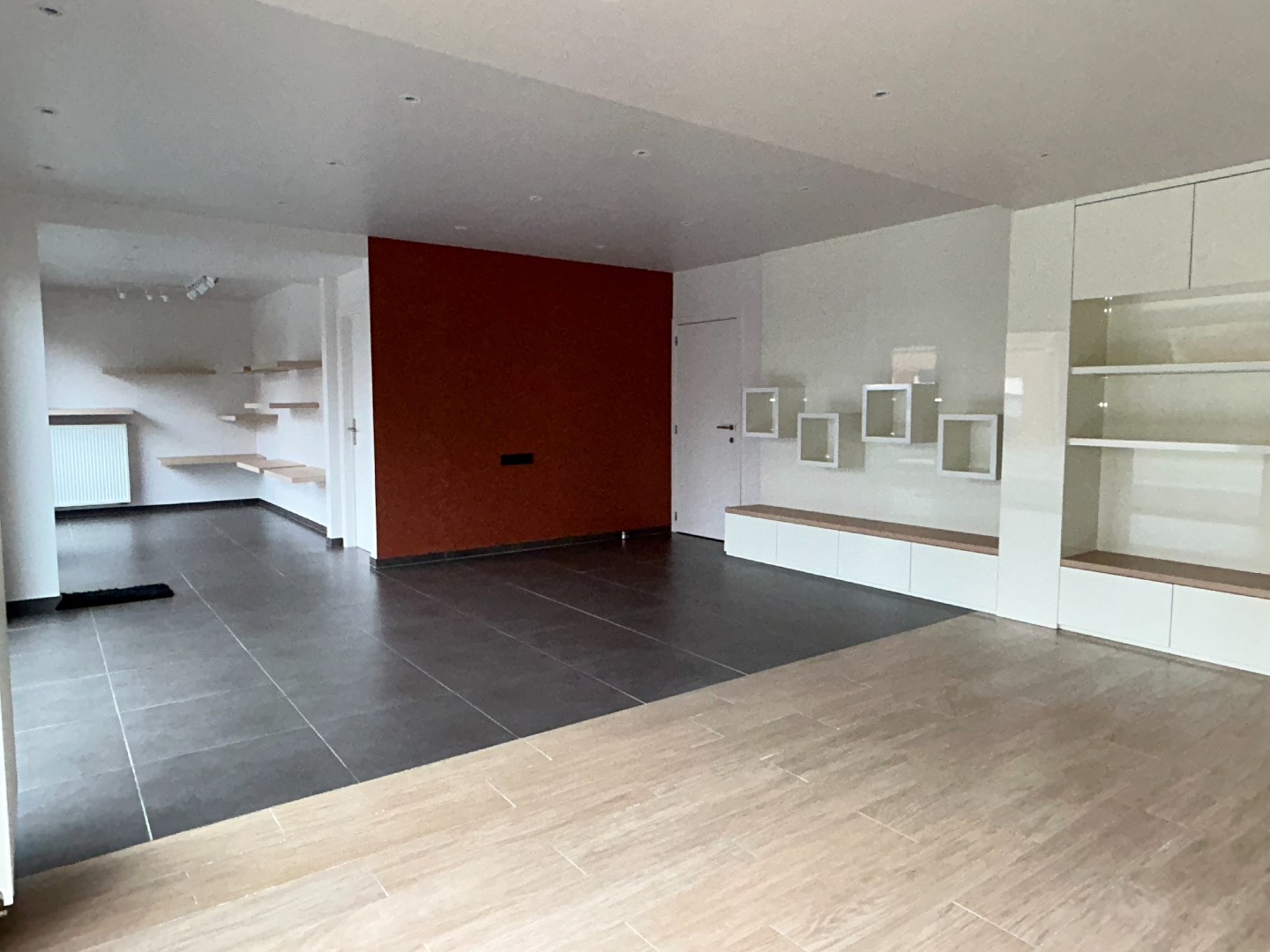 Volledig gerenoveerde woning met winkelruimte, garage en tuin op 1.280m² 