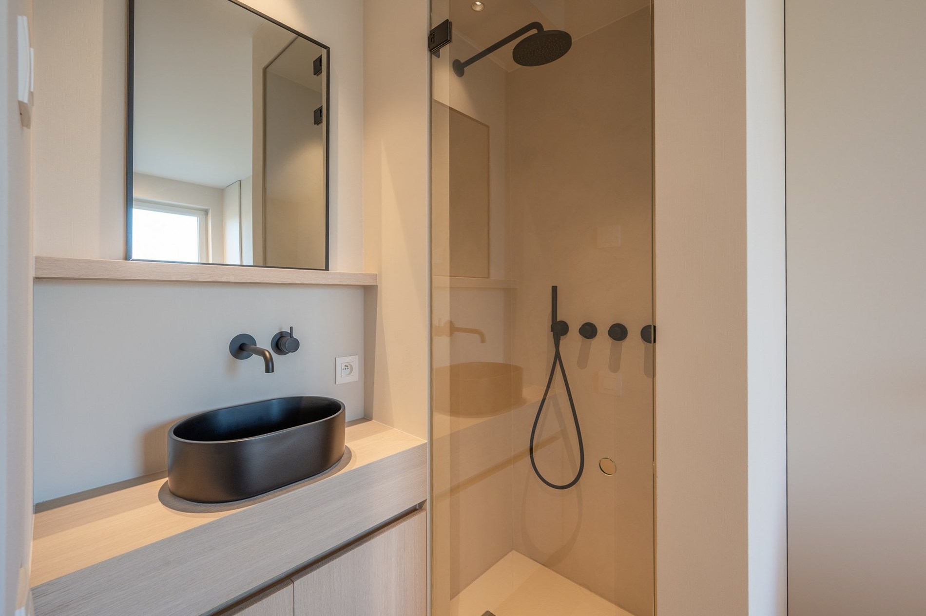 Appartement d'angle exceptionnellement rénové situé au cœur du Zoute, dans le domaine très exclusif Tennis Gardens - un parc privé d'environ 5 hectares, à proximité de la mer et à distance de marche d 