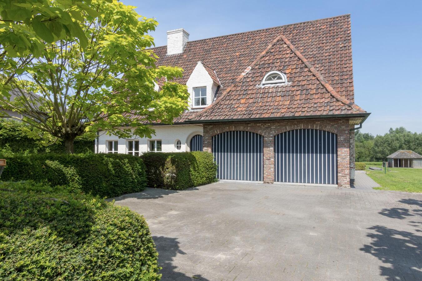 Exclusief landhuis met bijbouw op uniek natuurdomein 