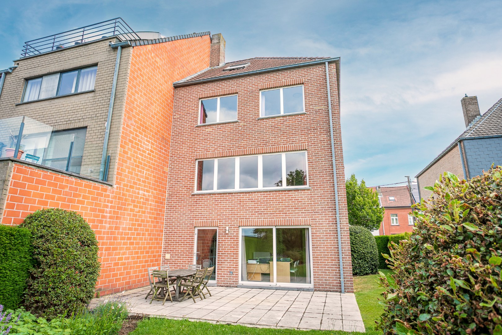 Verzorgde 3-gevelwoning met 3 slpk en tuin te Halle 