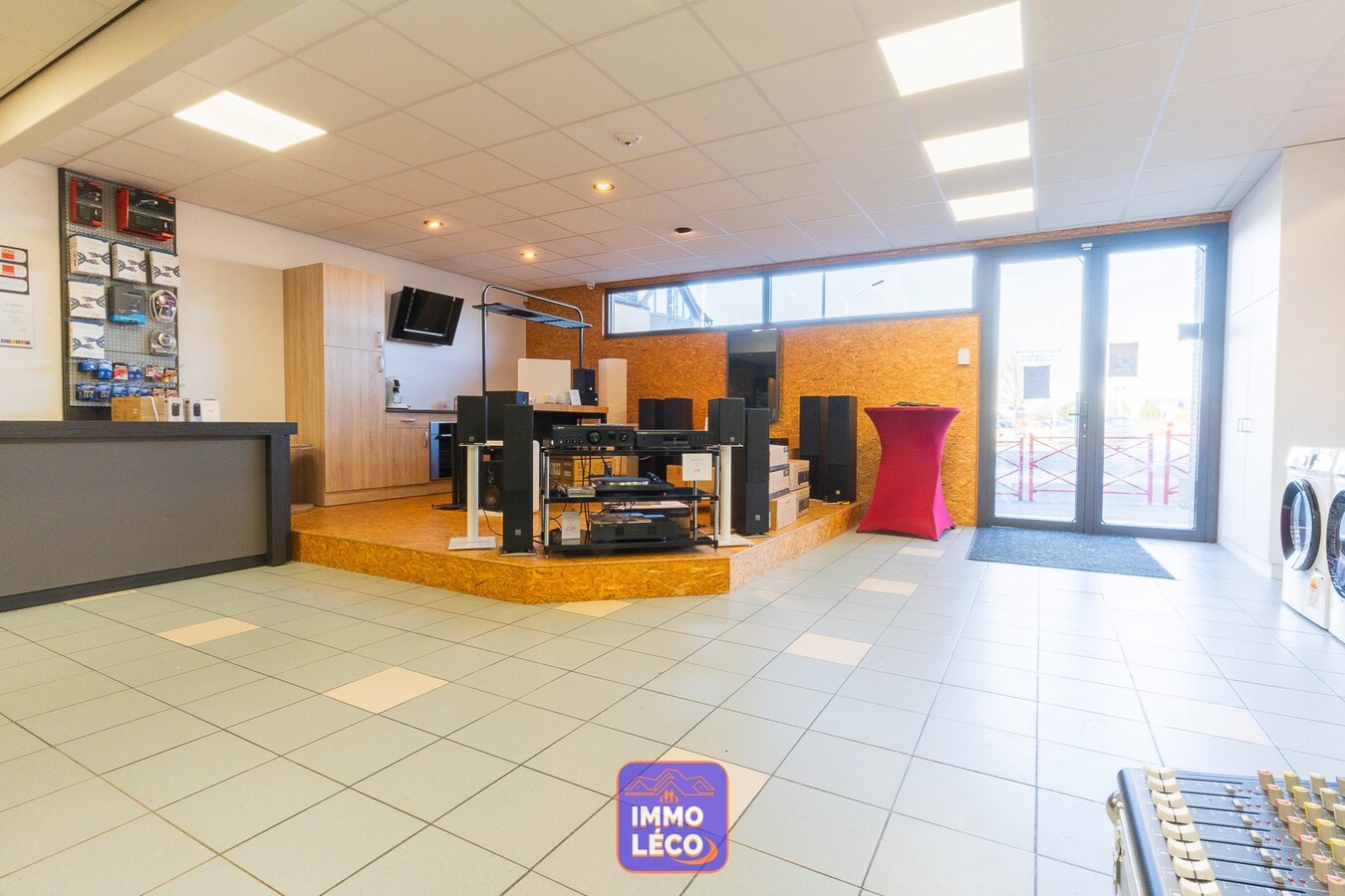 Surface commerciale de +/- 160m² avec grand jardin. 