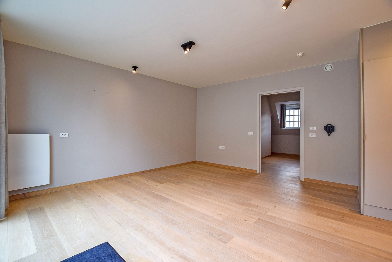 Uiterst goed onderhouden assistentieflat (55m² + 11m² terras) met 1 slaapkamer te Nieuwpoort. 