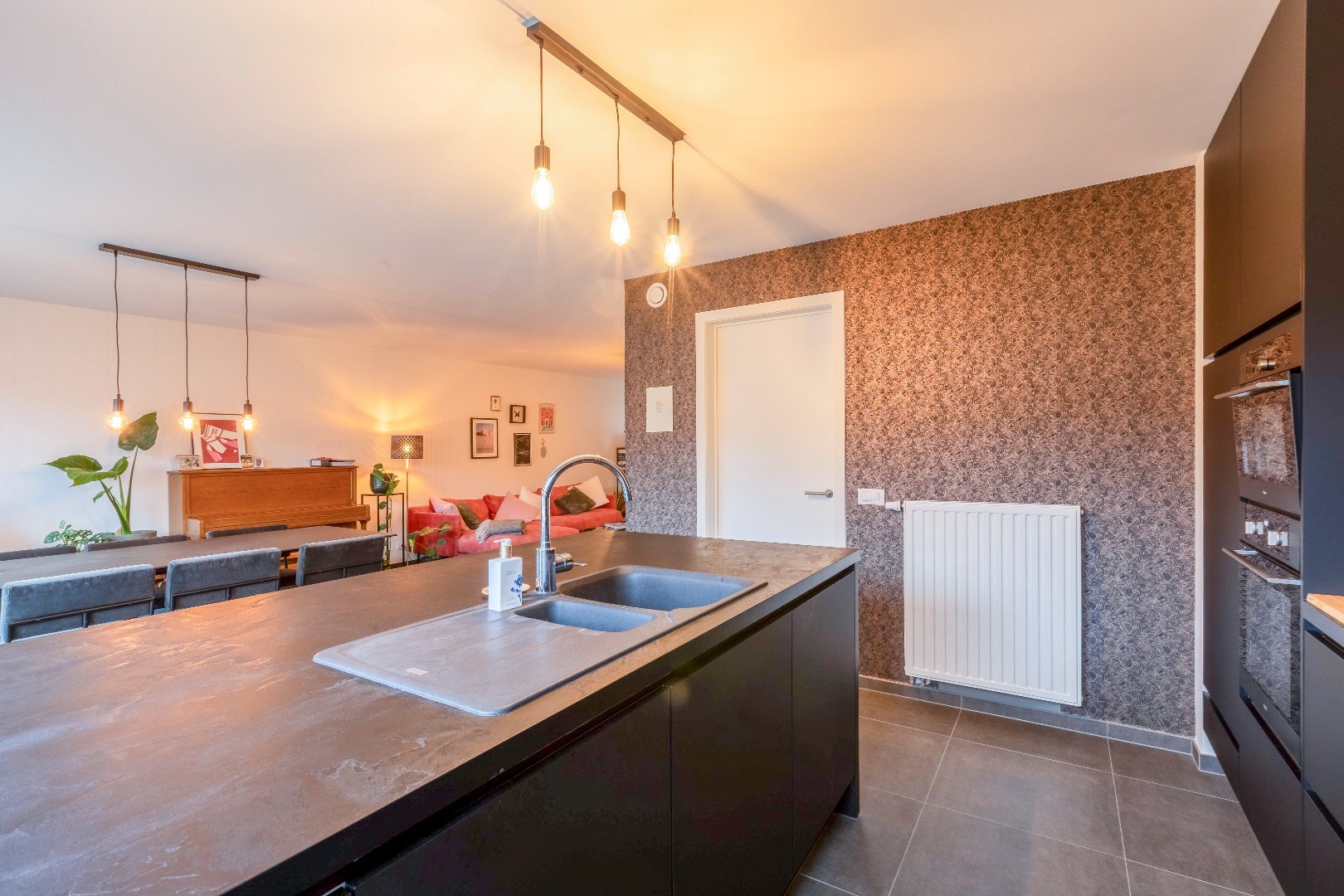 Instapklare  energiezuinige woning met tuin en parking 