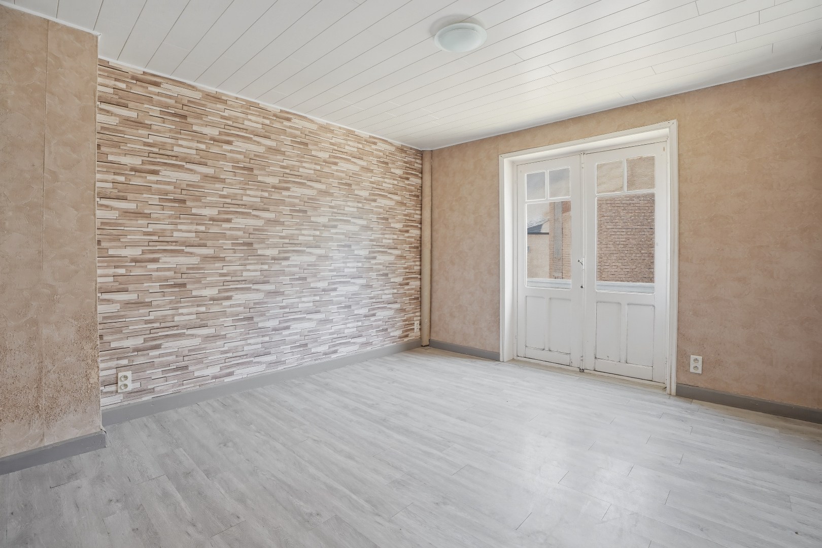 Goed gelegen gebouw op 117m² te De Panne bestaande uit een handelsruimte en woonst. 