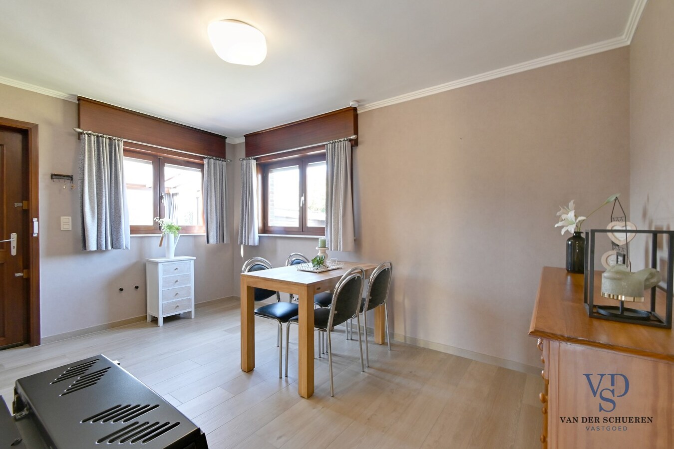 Op te frissen half open bebouwing 