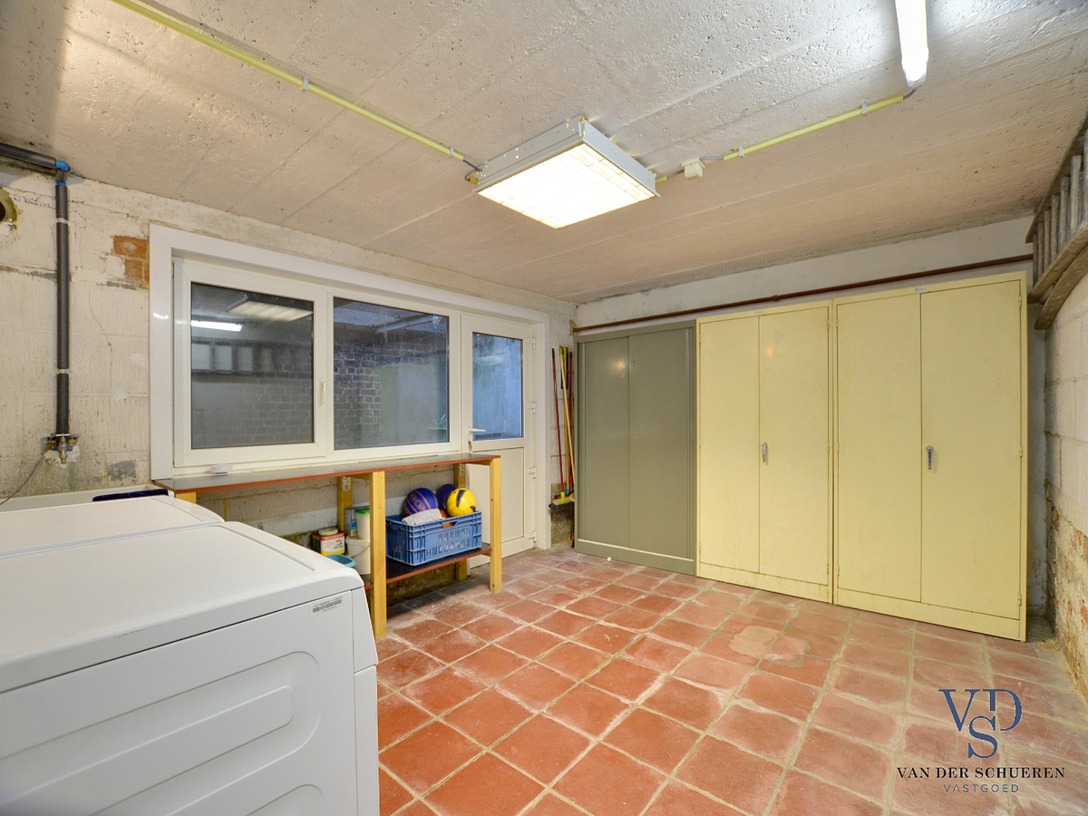 Ruime, degelijke bel-étage nabij Sint-Pieters-station. TOPPER !! 