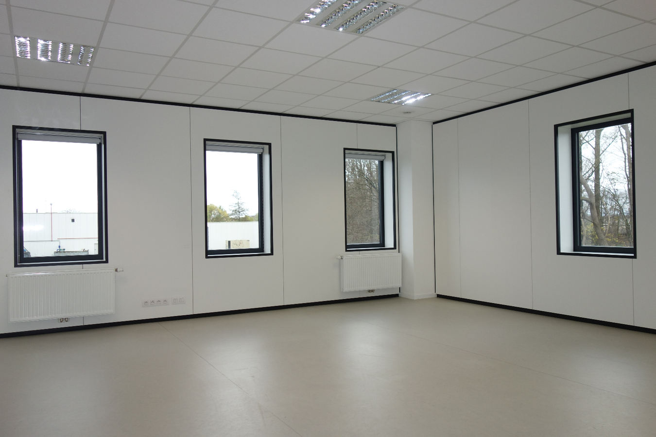 Bureau de prestataires de services loué À Tournai