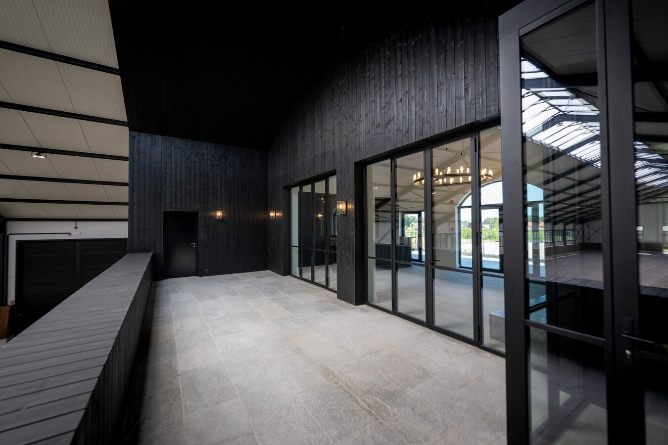 Exclusive professional equestrian accommodation (new construction) with villa on approximately 9 hectares in Neerpelt. 