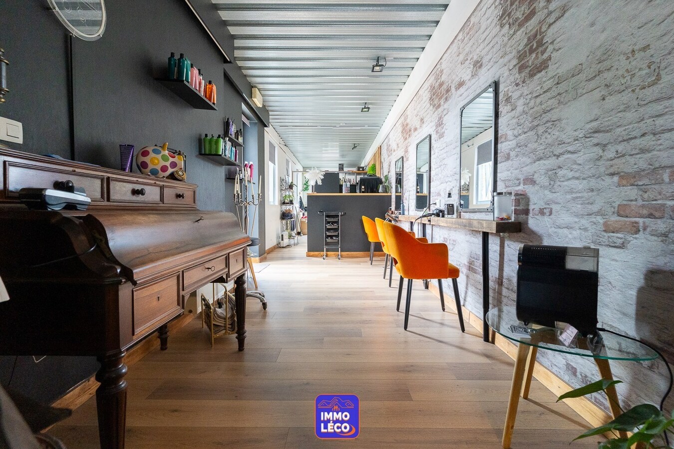 Grande maison 3 façades avec espace commercial – Opportunité rare ! 