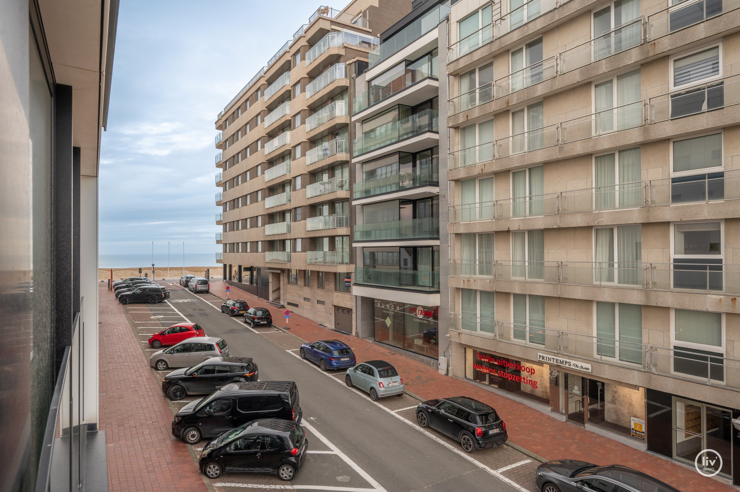 Prachtig HOEKappartement met open zichten en 3 slaapkamers gelegen op de Kustlaan te Knokke. 