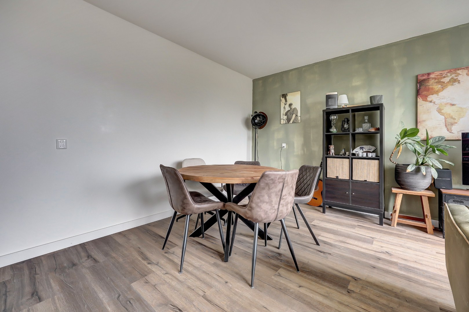 Instapklaar 2-kamer appartement op de 6e verdieping met moderne keuken en badkamer, balkon, berging in de onderbouw en gelegen op eigen grond. 
