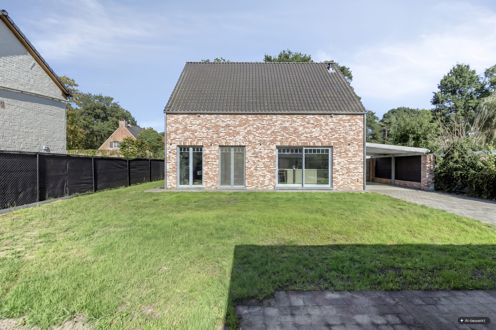 Vrijstaande woning van 2015 met 3 slaapkamers, volledige kelder en zuidgerichte tuin in Schilde. 