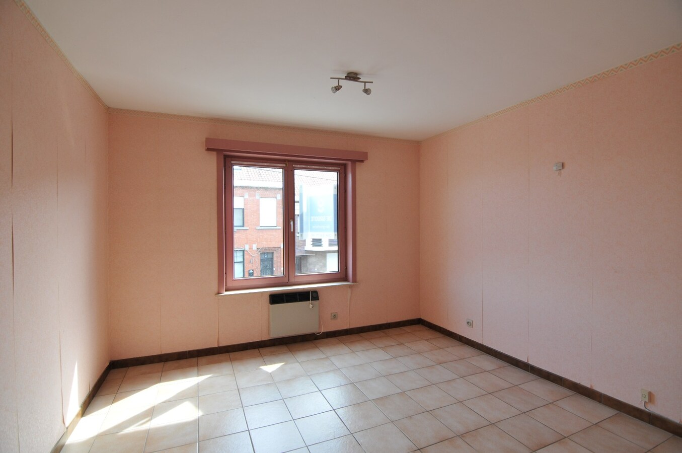 Ruim en instapklaar appartement met garage in Sint-Denijs 