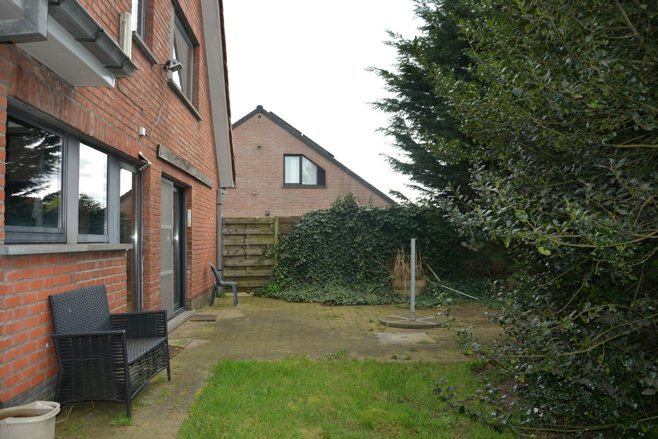 Ruime gerenoveerde alleenstaande woning met tuin, garage en 3 slaapkamers in Zerkegem 