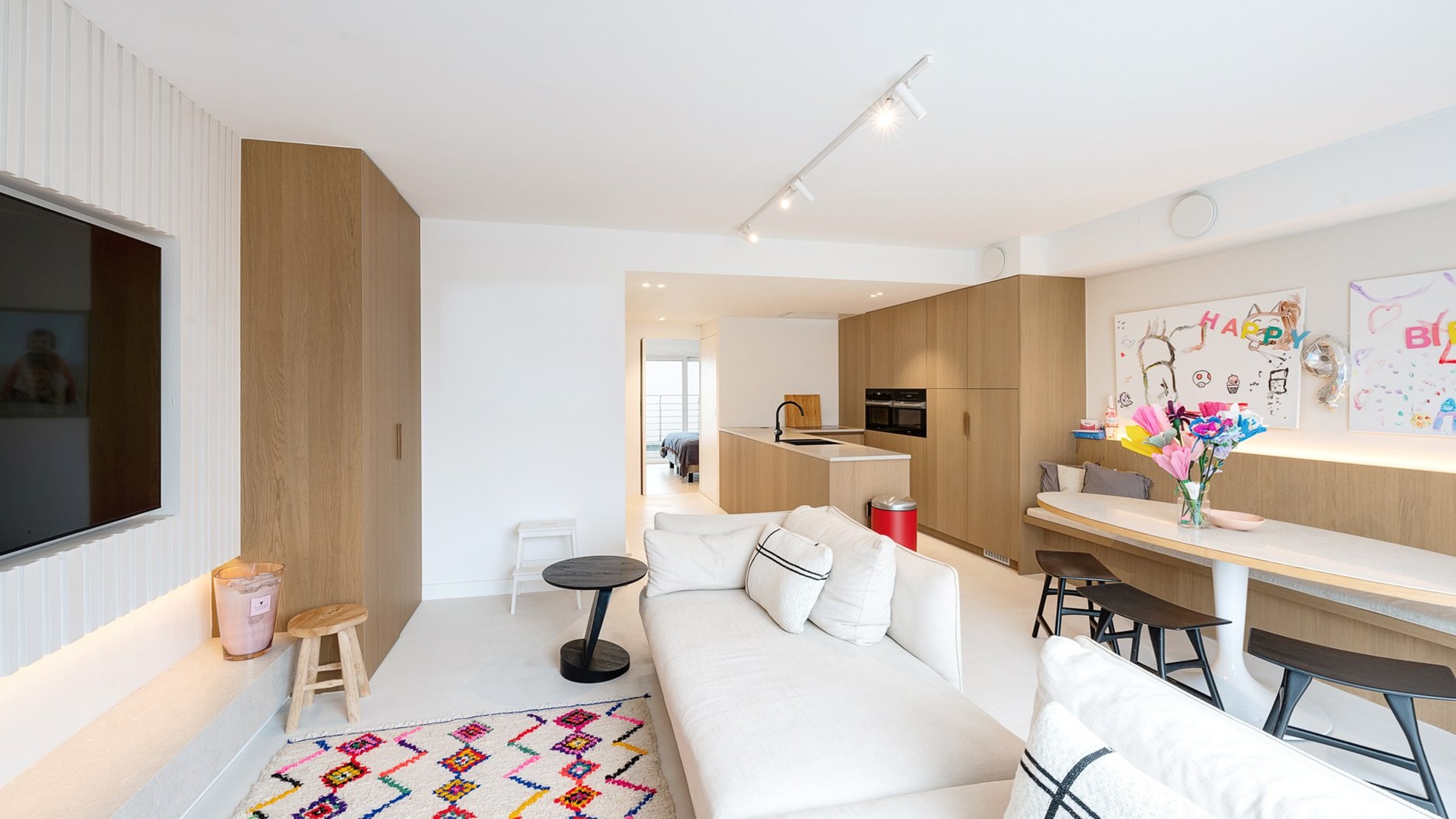 Magnifiek gerenoveerd duplexappartement met 3 SLAAPKAMERS VOOR DUBBEL BED en 3 badkamers. Ruim TERRAS vooraan en achteraan. Ideaal gelegen, rustig maar toch nabij Zeedijk en Lippenslaan. 