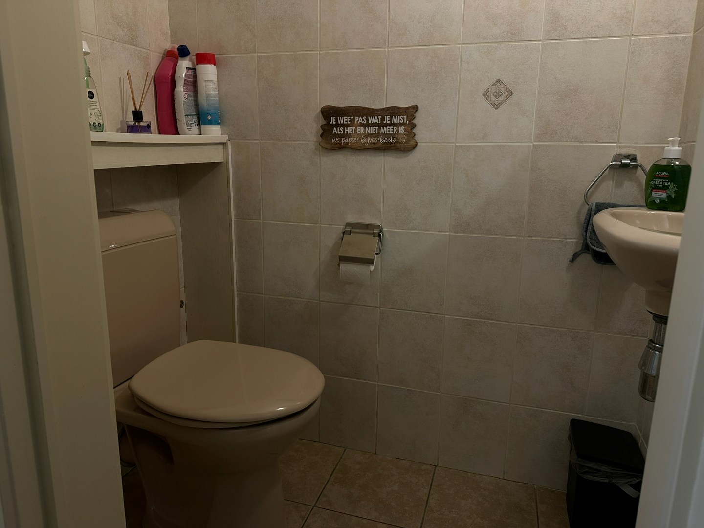 Gemeubeld appartement met twee slaapkamers en garage 