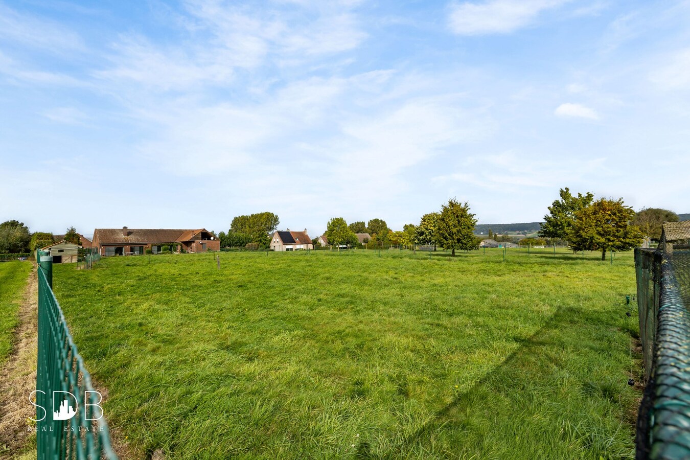 Hedendaagse gezinswoning met aanpalende graslanden en stallen op 5.030m² 