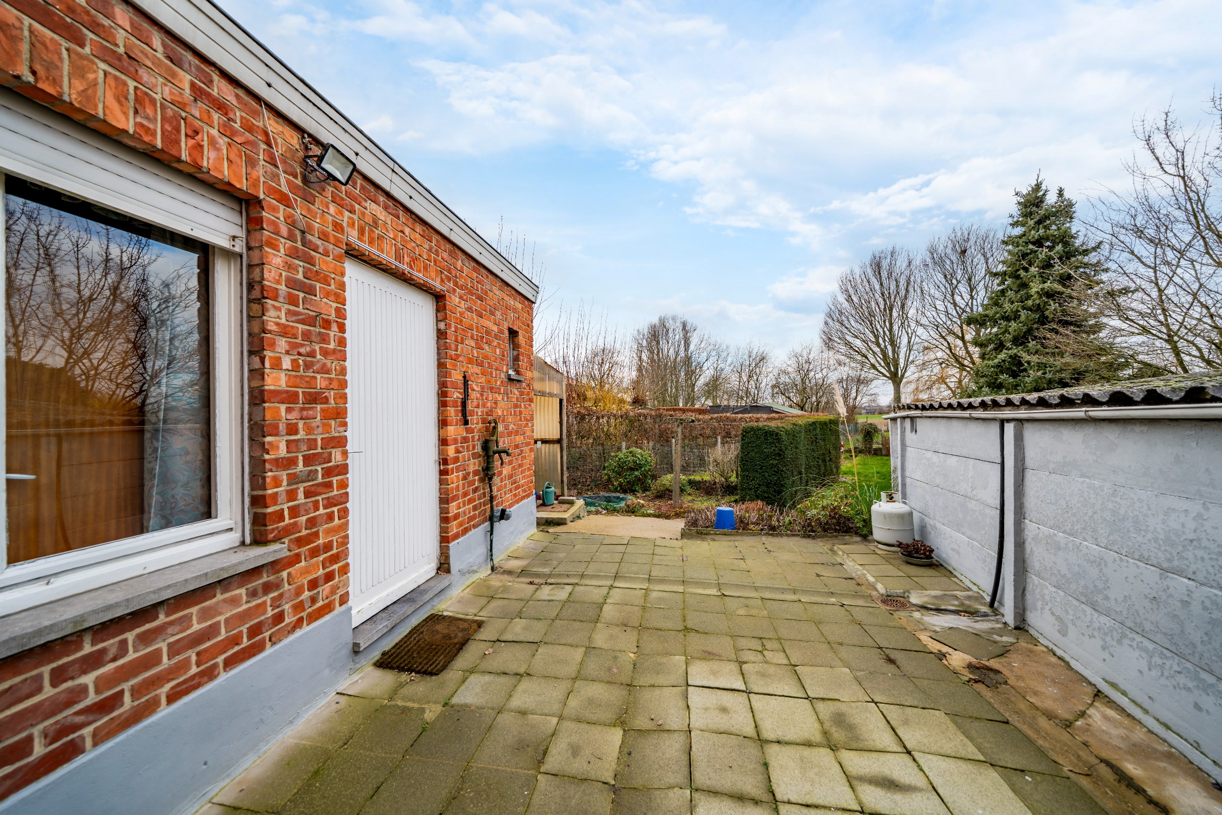 Halfopen bebouwing met 3 slaapkamers, tuin en garage. 