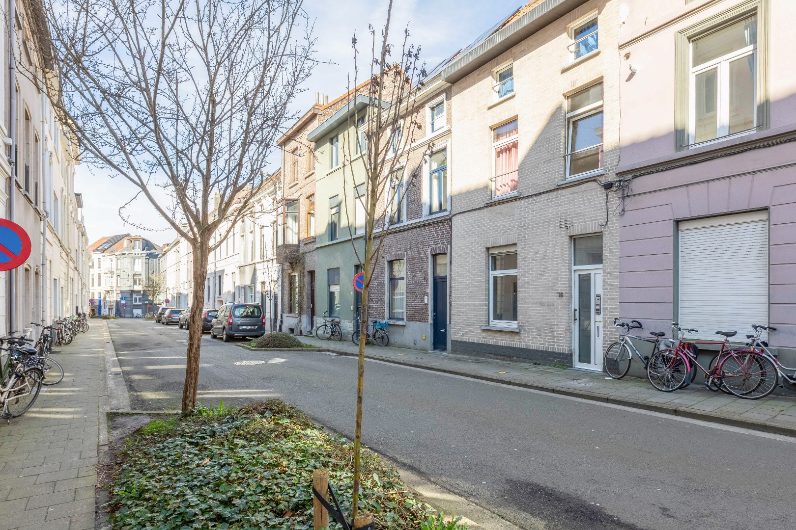 Vergunde opbrengsteigendom met 5 kamers nabij Gent Sint-Pieters. 