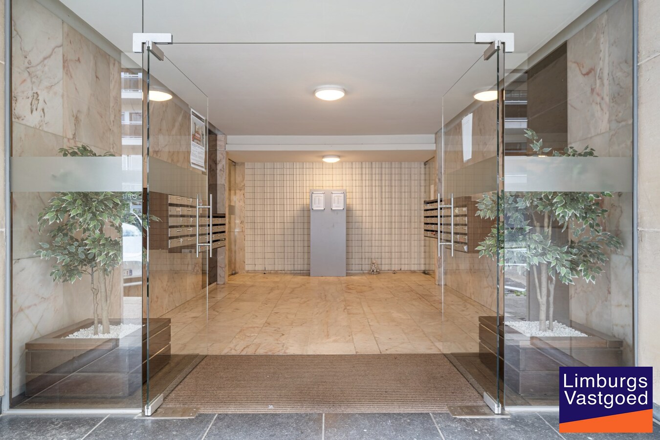 Handelspand/Kkantoor/ vrijberoep TE HUUR op toplocatie, 226m², ruime parkeergelegenheid 