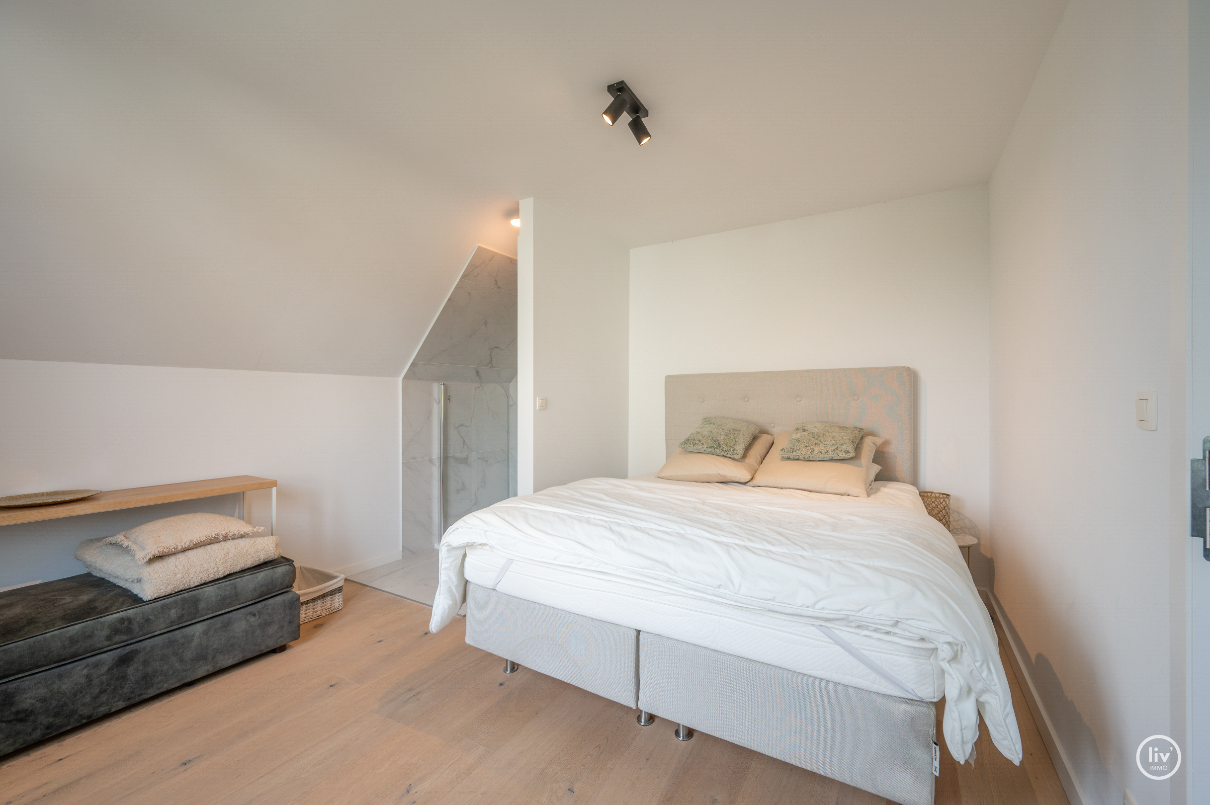 Magnifique villa rénovée avec toit de chaume, bien située près de Duinenwater à Knokke. 