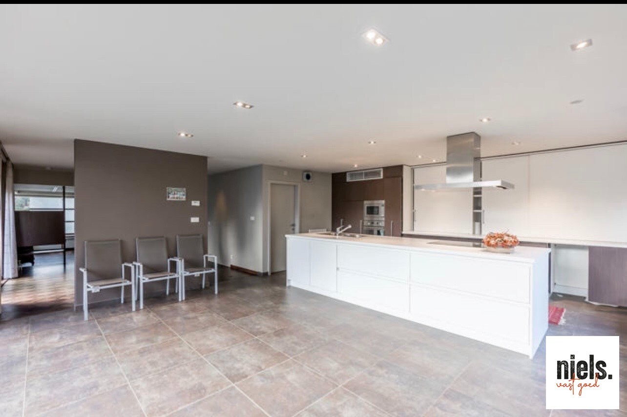 Bemeubelde villa met prachtige tuin 