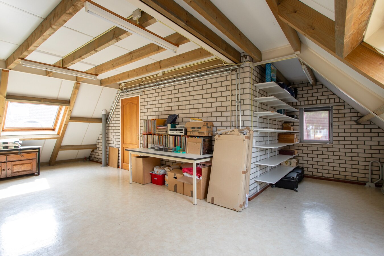 Vrijstaande degelijk gebouwde woning met inpandige dubbele garage. 