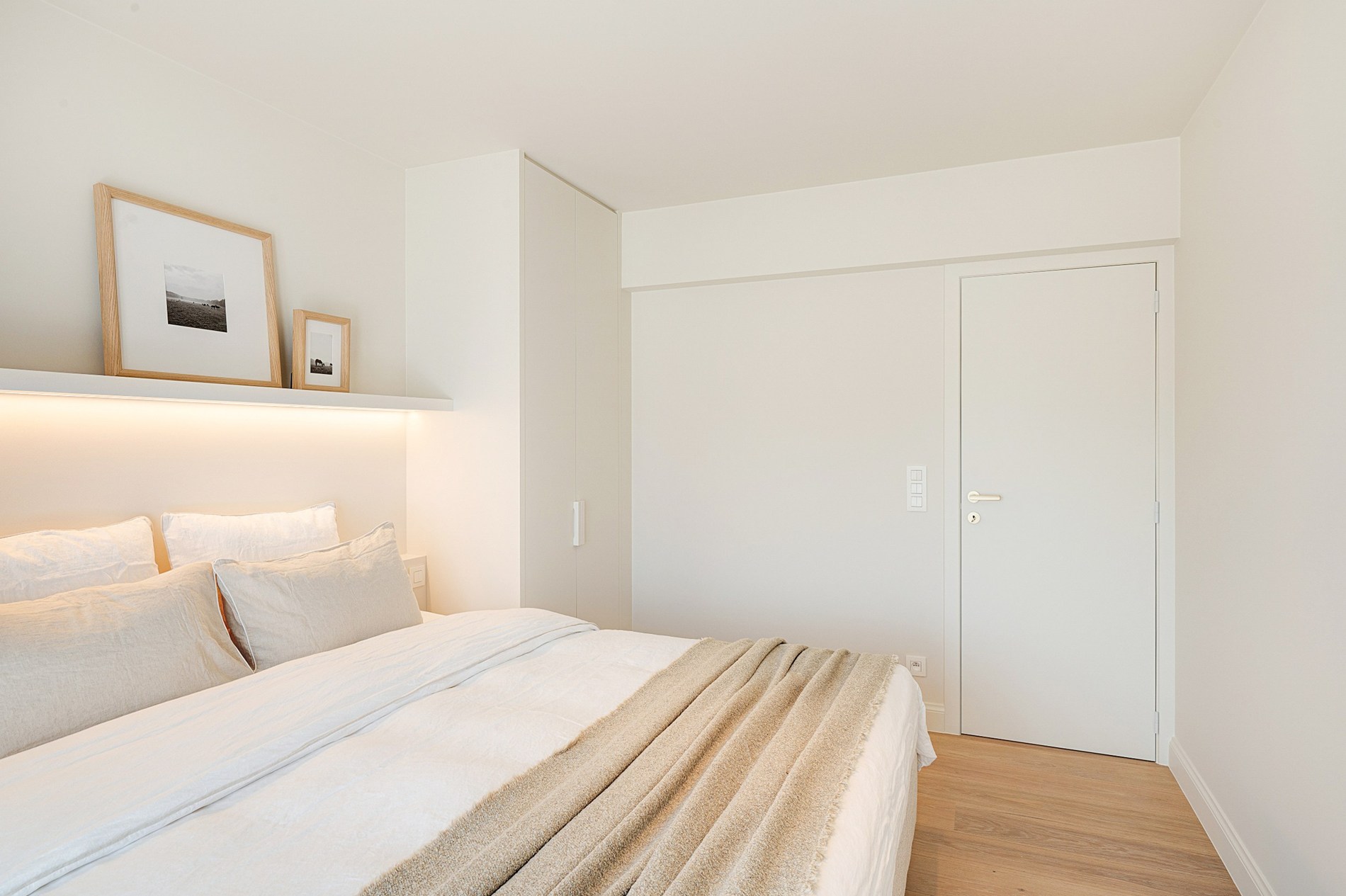Op een absolute toplocatie langs de Kustlaan, centraal gelegen tussen het Lichttorenplein en het Driehoeksplein en op wandelafstand van het strand, bevindt zich dit stijlvol gerenoveerde appartement. 