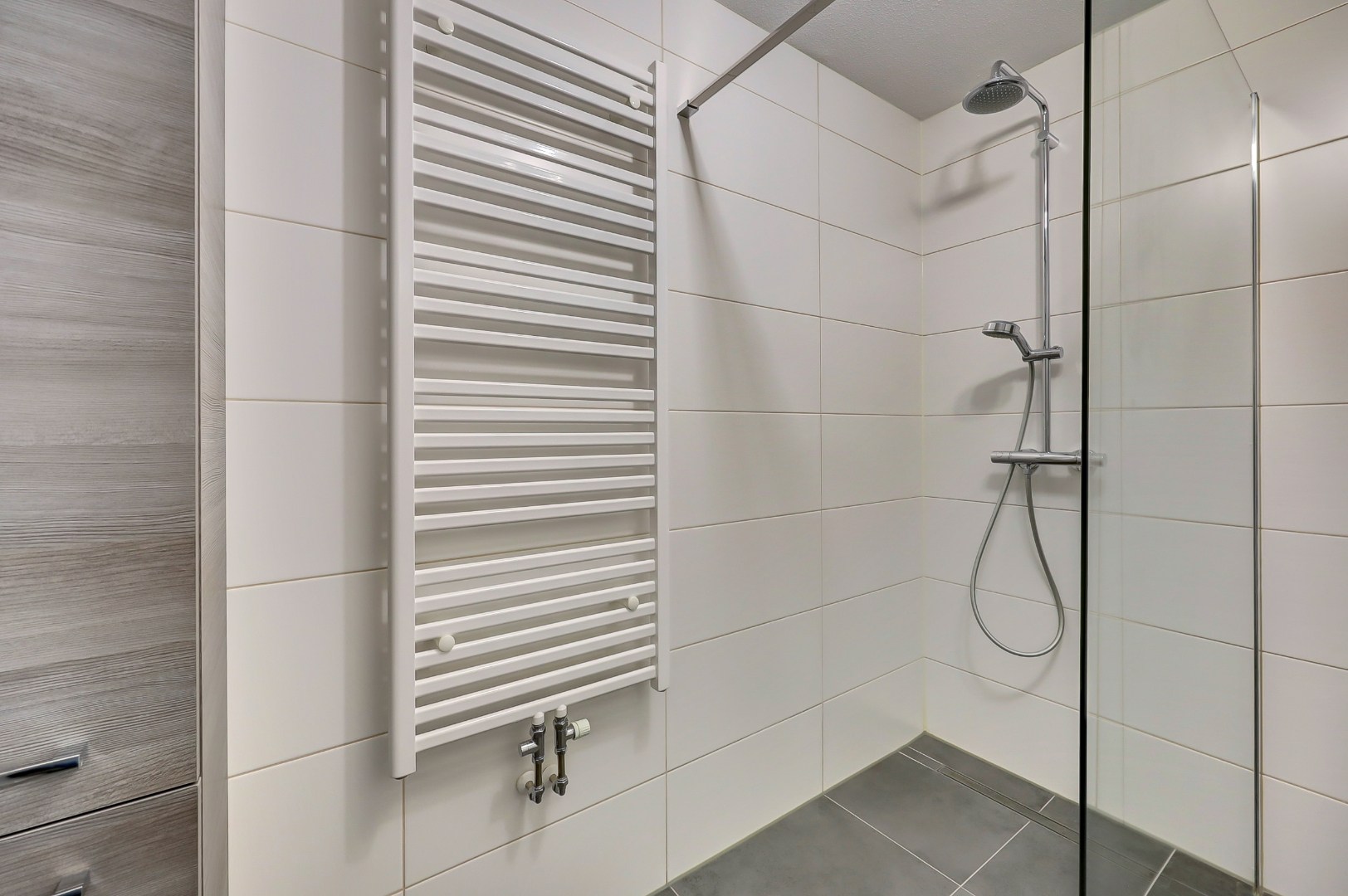 Ruime en lichte 2-onder-1-kap woning met parkeerplaats, garage, 3 slaapkamers, en zonnige tuin op het zuidwesten direct aan het water 