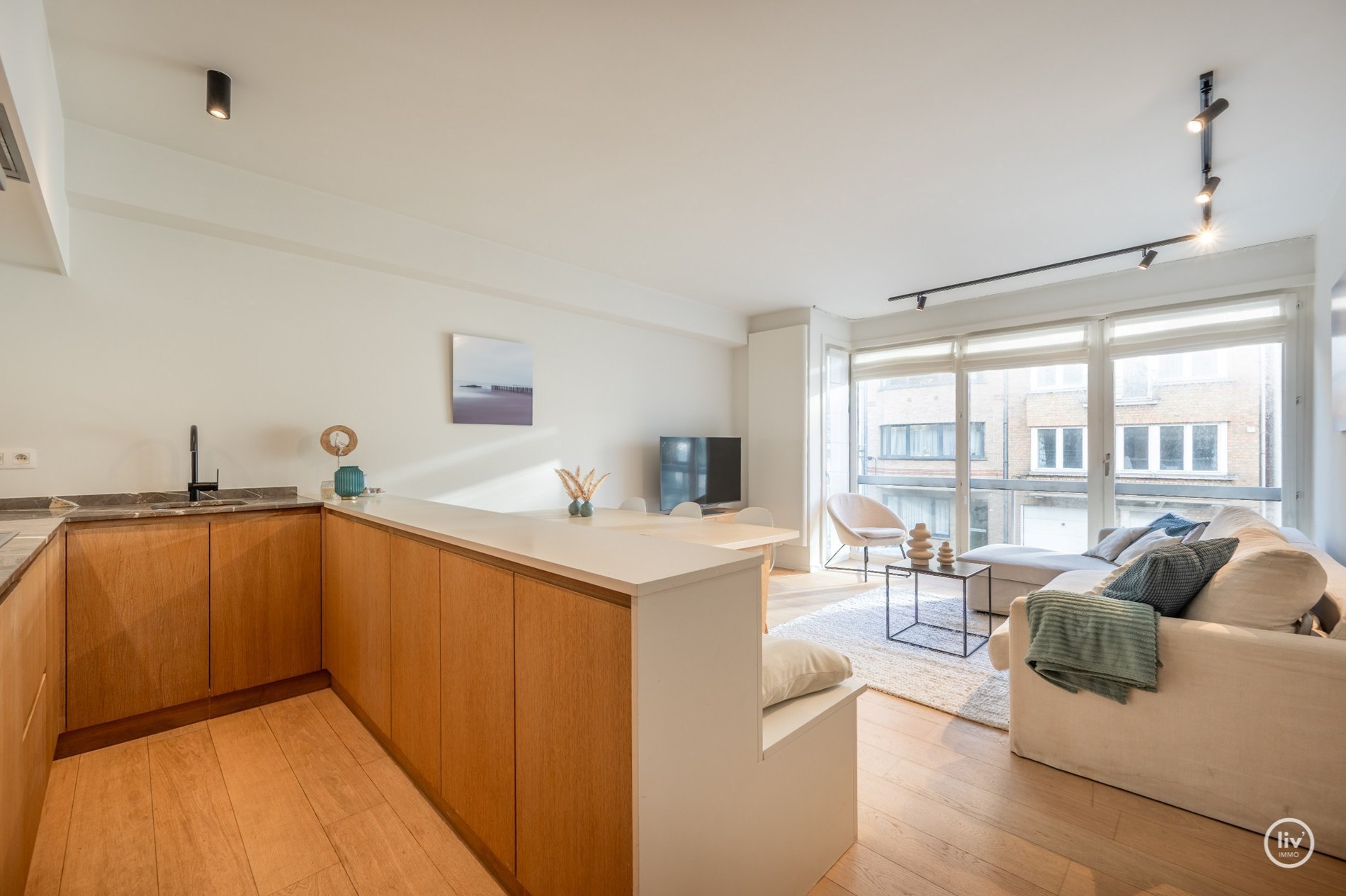 Prachtig gerenoveerd 2 slaapkamerappartement op een aangename ligging vlakbij de Lippenslaan te Knokke. 