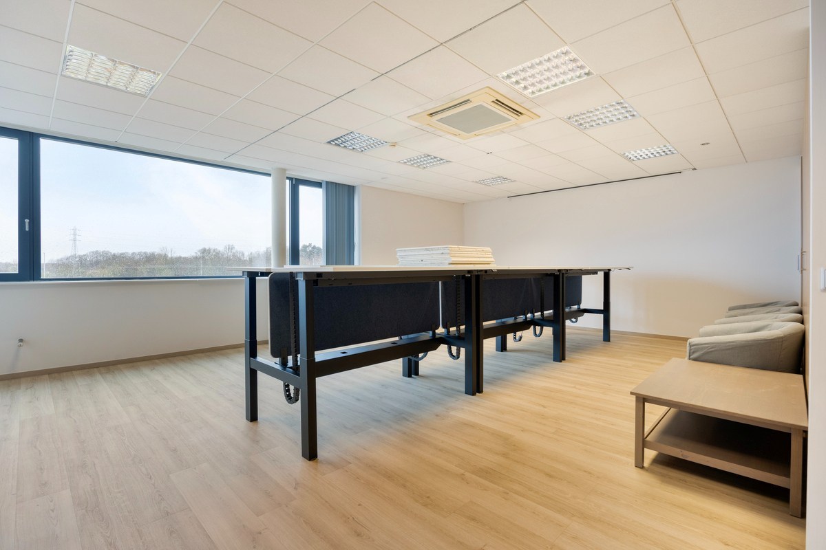 Kantoor te koop in het industriepark te Haasrode/Heverlee met 14 parkings - opp. 626 m² - verkoop van aandelen 