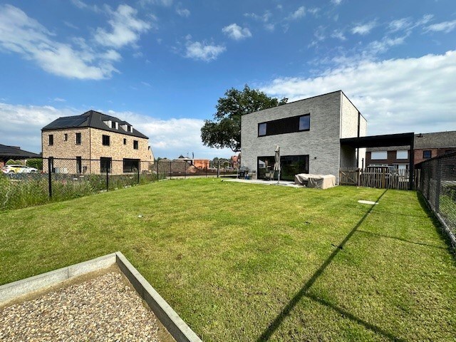 Comfortabele, hoog afgewerkte en energiezuinige nieuwbouwwoning gelegen in een rustige omgeving in Neeroeteren. 