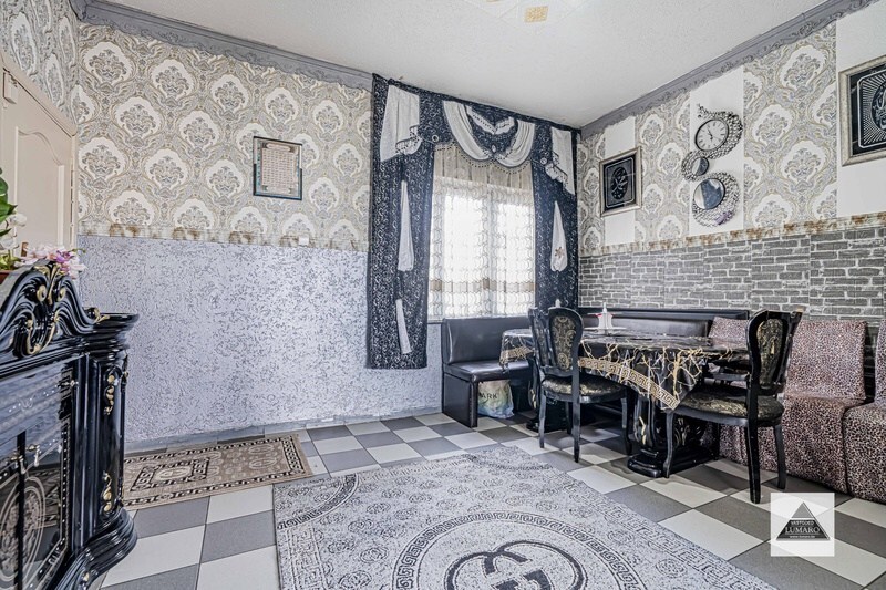 Centraal gelegen halfvrijstaande woning. 6 slaapkamers. Te renoveren. 