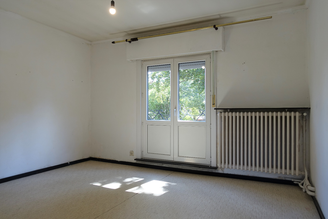 Half-open woning met garage/loods op uitstekende ligging 