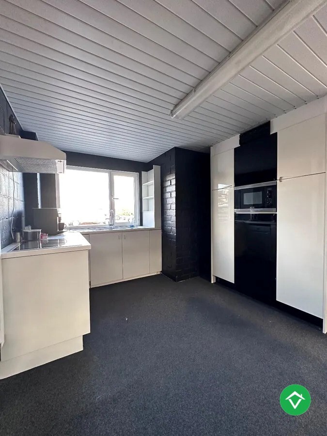 Veelzijdig bedrijfsgebouw van 294 m² op toplocatie in Torhout 