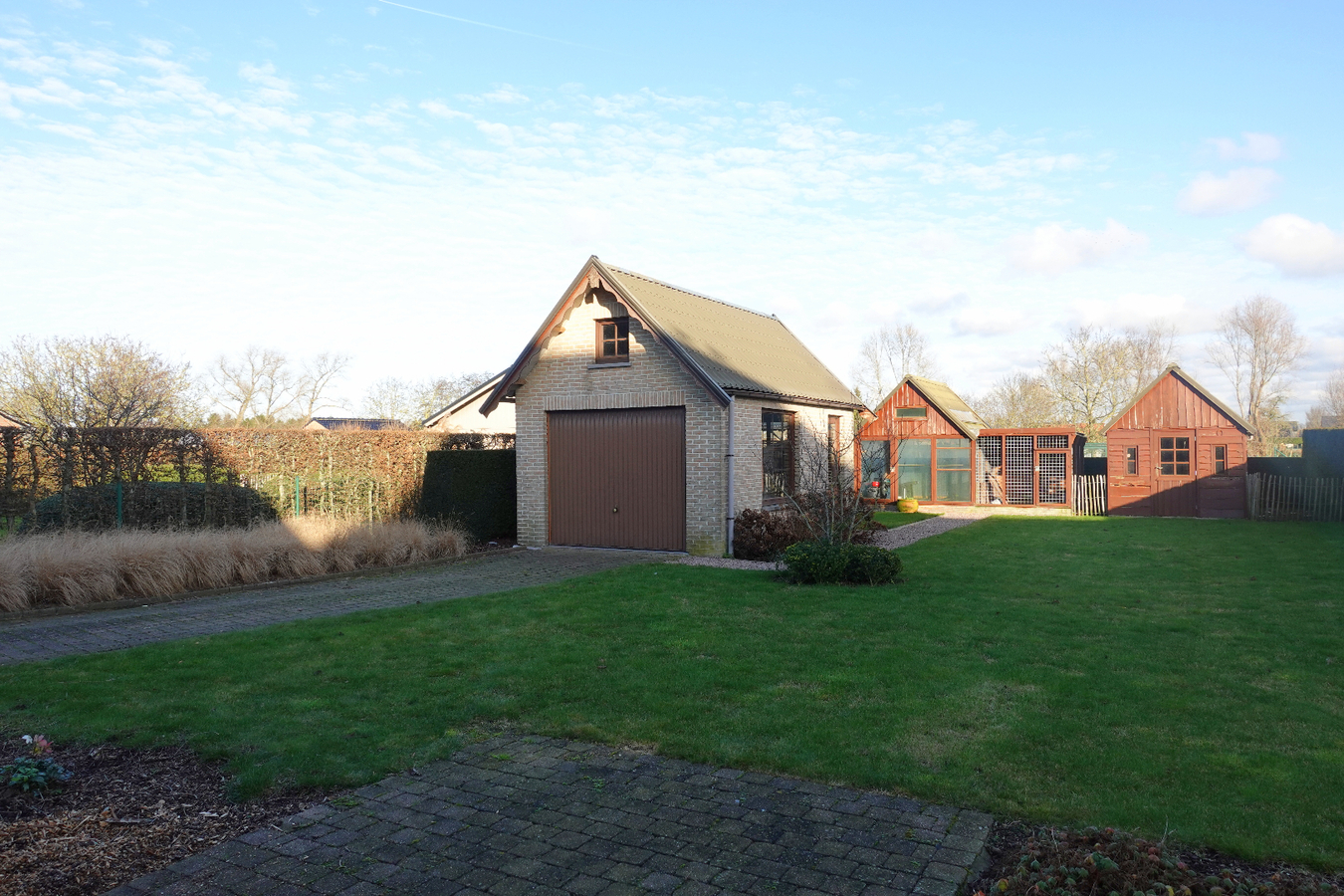 Charmante woning met 2 garages 