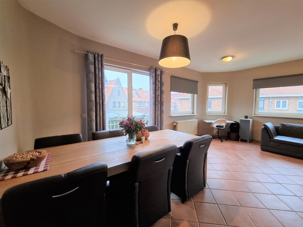 Op te knappen, zeer ruime hoekwoning met oprit - Heist 