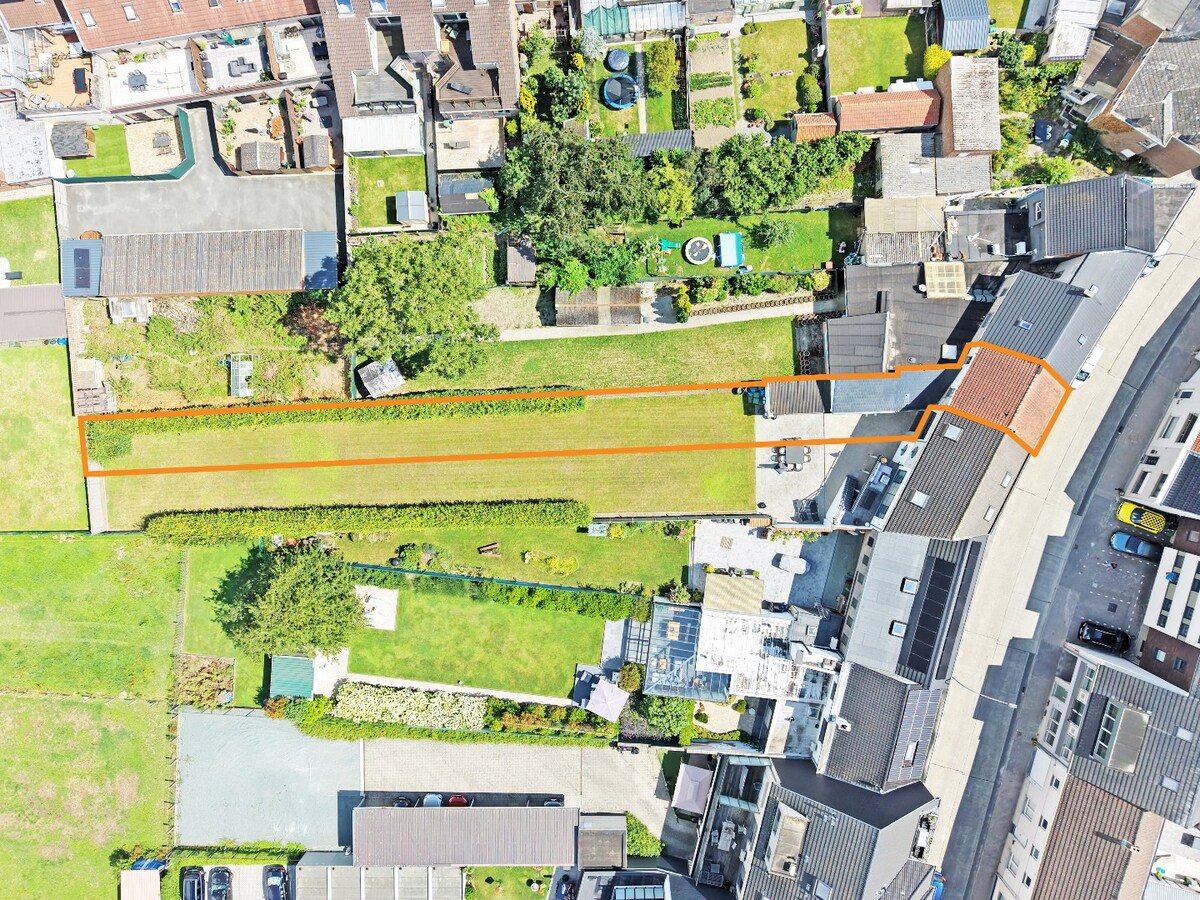 Verder te renoveren woning met garage en tuin nabij centrum Herzele 