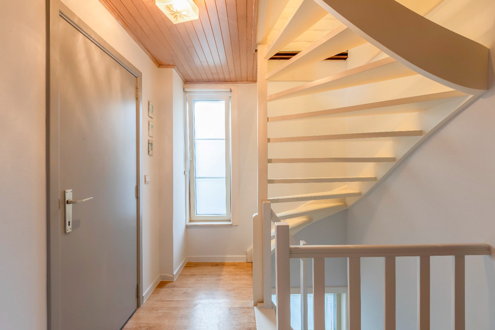 Verzorgde en instapklare halfopen bebouwing met zuidertuin en garage. 