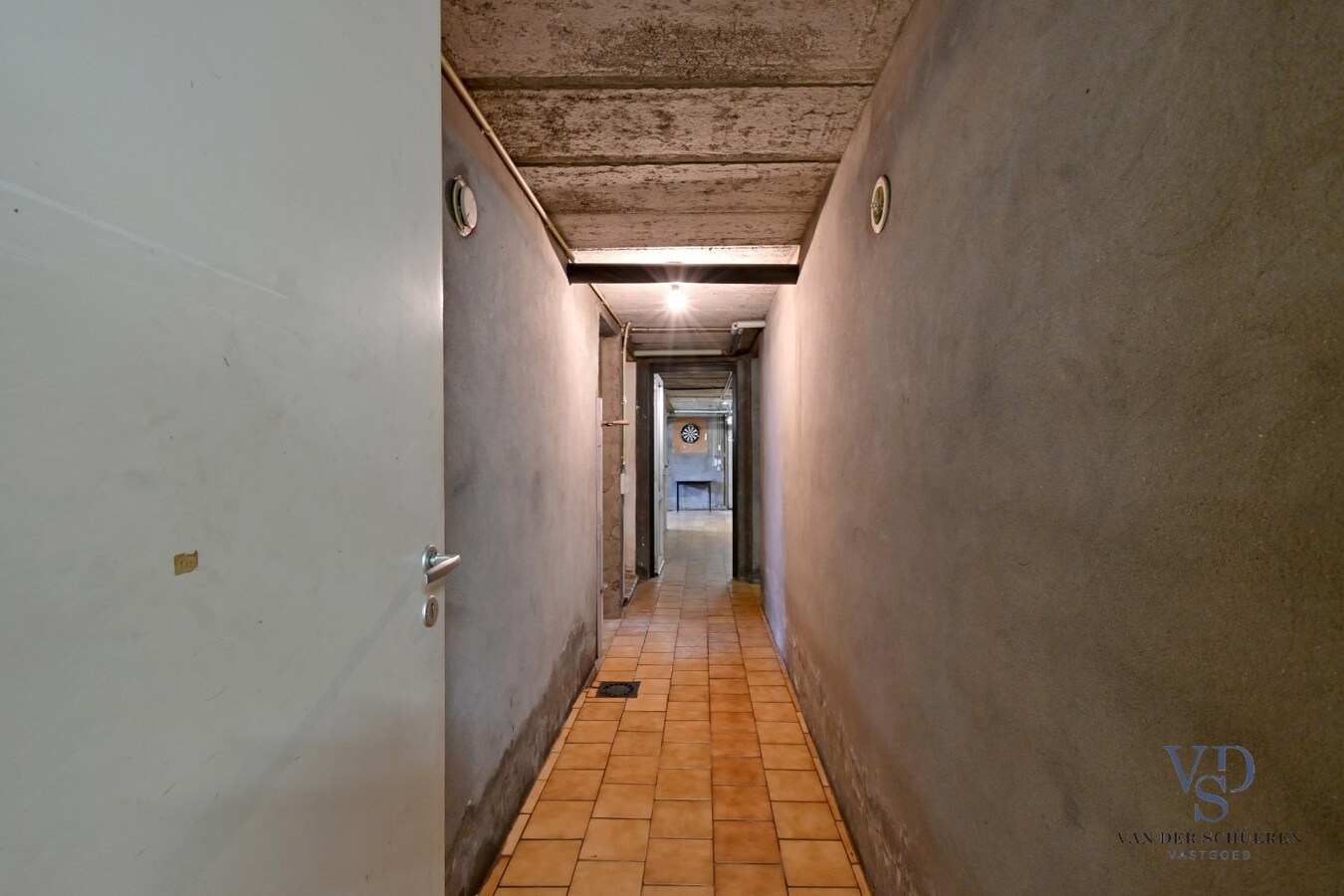 Bijzonder degelijke, instapklare ruime eigendom 