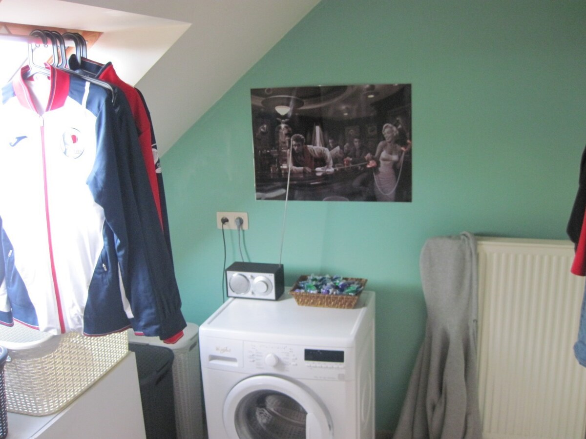 Ruim 1 slpk appartement met garage 