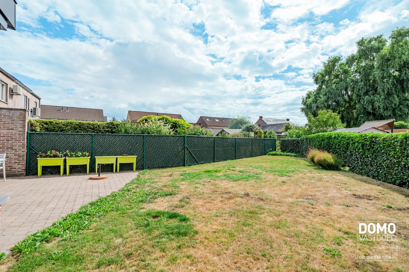 ZUIDWESTELIJK GEORIËNTEERDE DOORZONWONING MET LICHTRIJKE AANBOUW, GEZELLIGE TUIN EN RUIME GARAGE TE KURINGEN (HASSELT) 