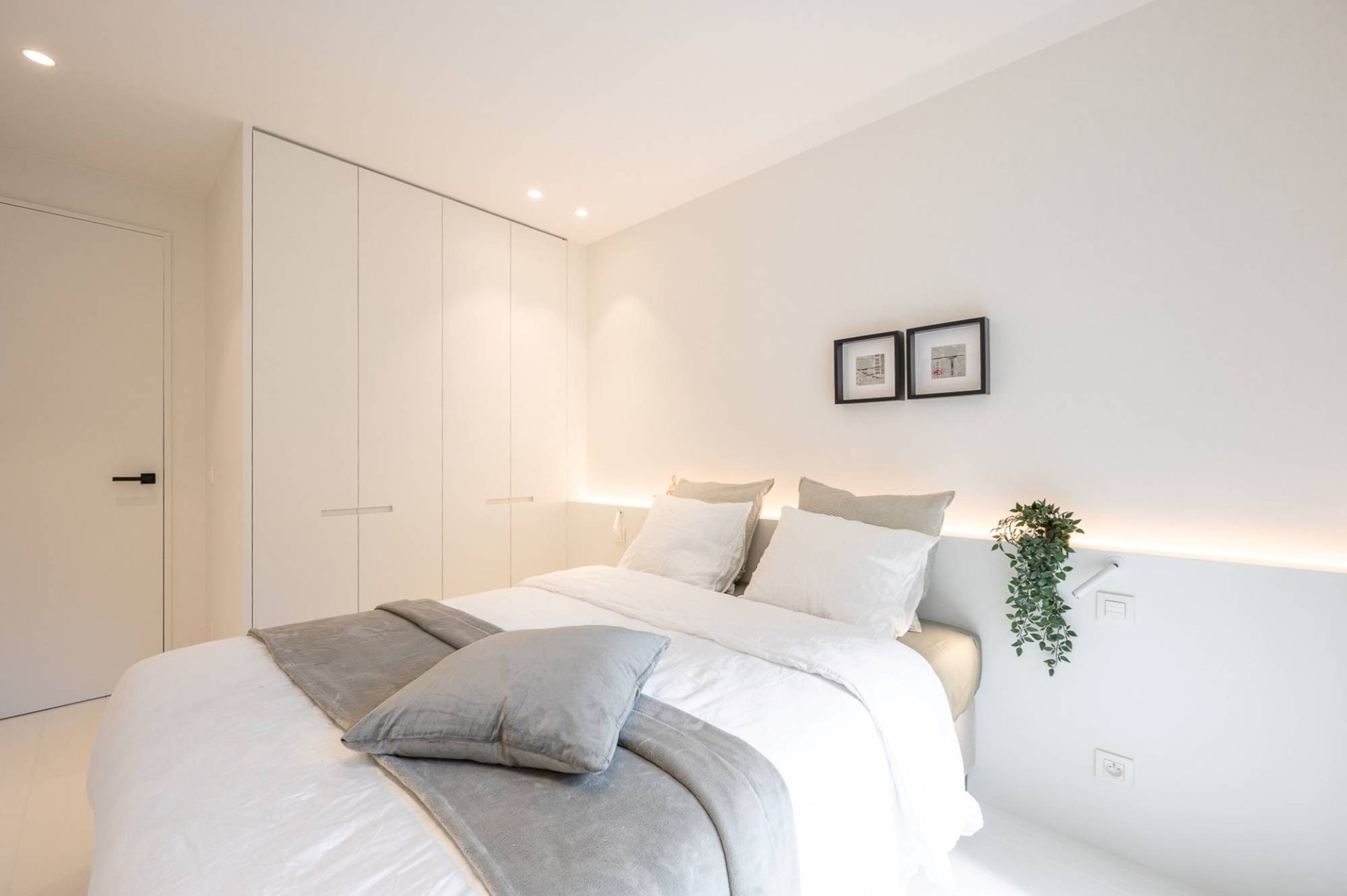 Très bel appartement rénové avec 3 chambres à Knokke-Zoute avec vue partielle sur la mer. 