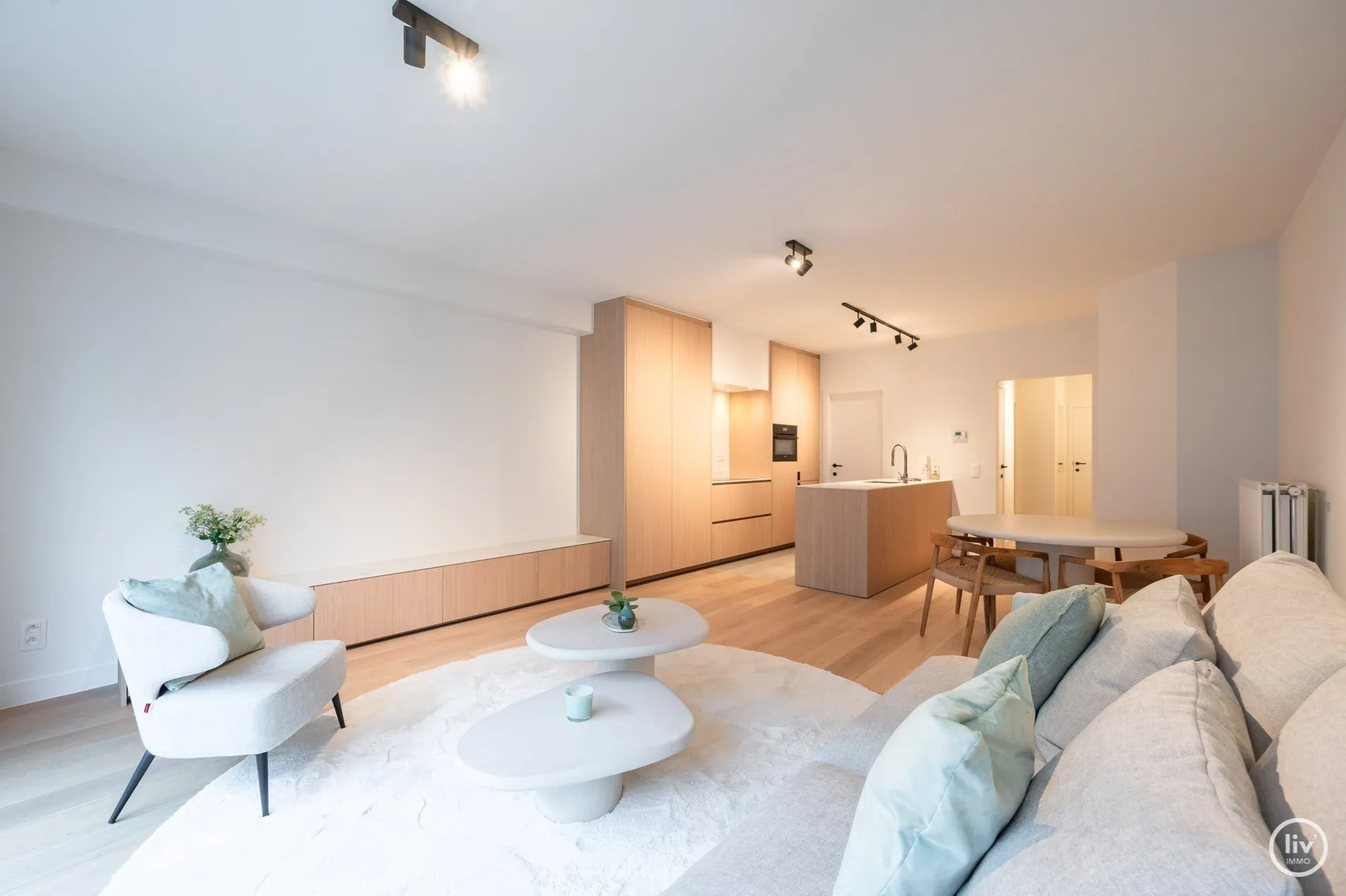 Gerenoveerd 2-slaapkamer appartement met terras op de Leopoldlaan te Knokke op wandelafstand van de Zeedijk-Albertstrand. 