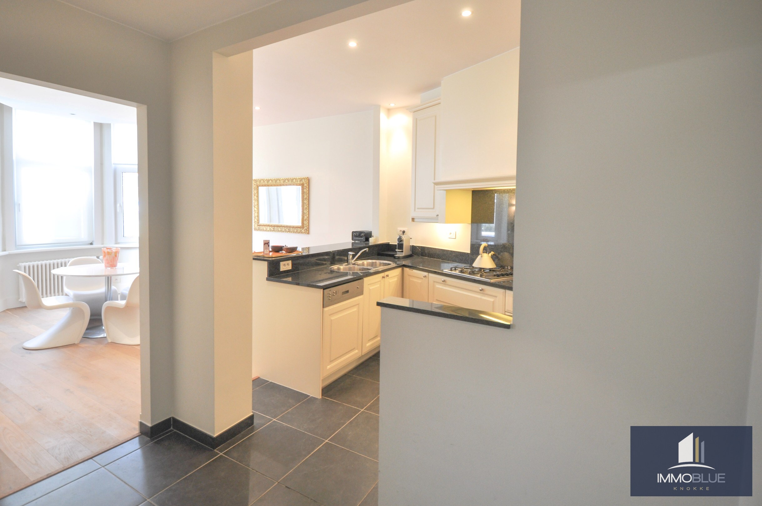 Sfeervol appartement gelegen in een iconische residentie op enkele stappen van het Albertplein.. 