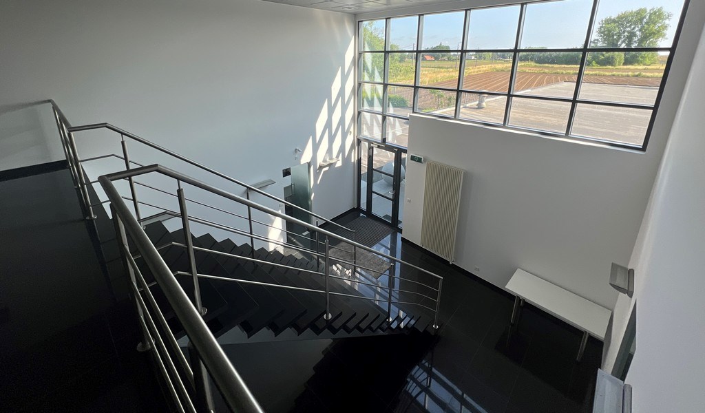 Bedrijfsgebouw met villa te huur langs E17 in Kruisem