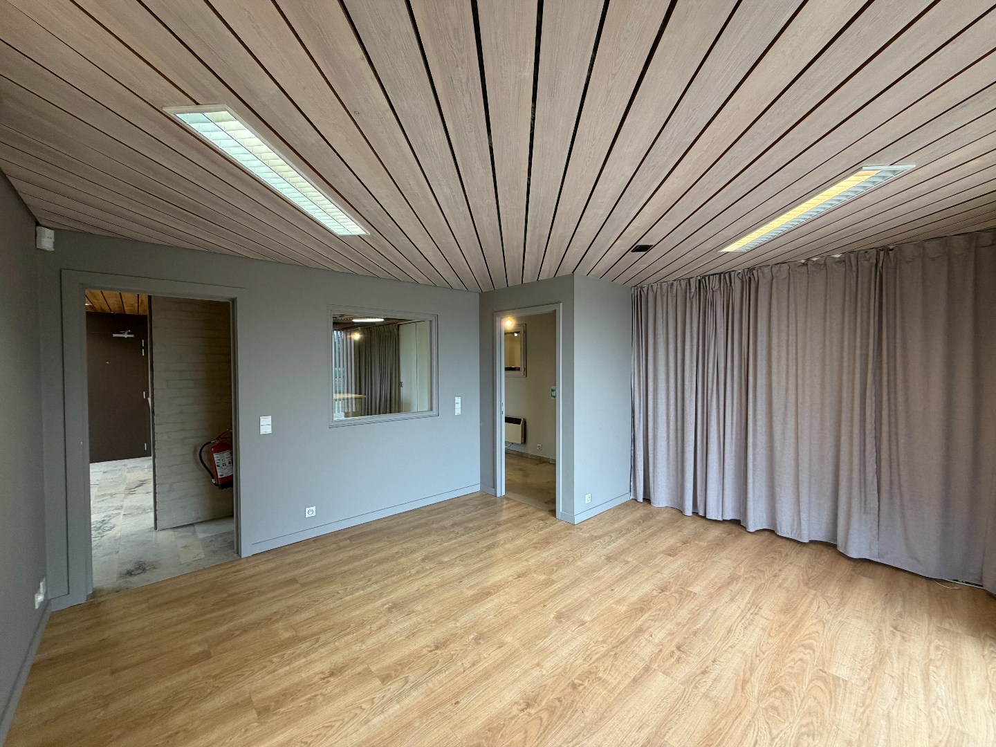 Commerciële ruimte van 134 m² met bijhorende parkingplaatsen 