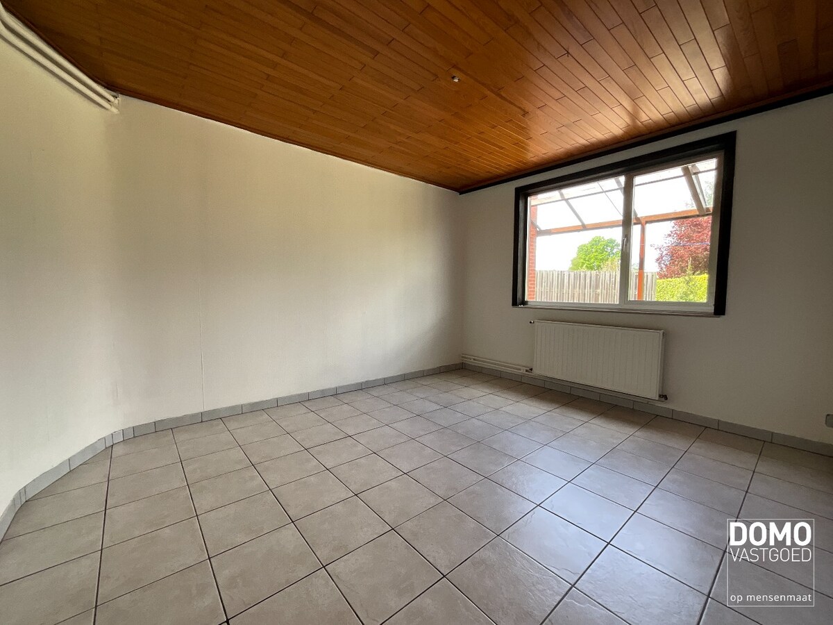 WONING MET GARAGE EN 1 SLAAPKAMER TE KERMT 