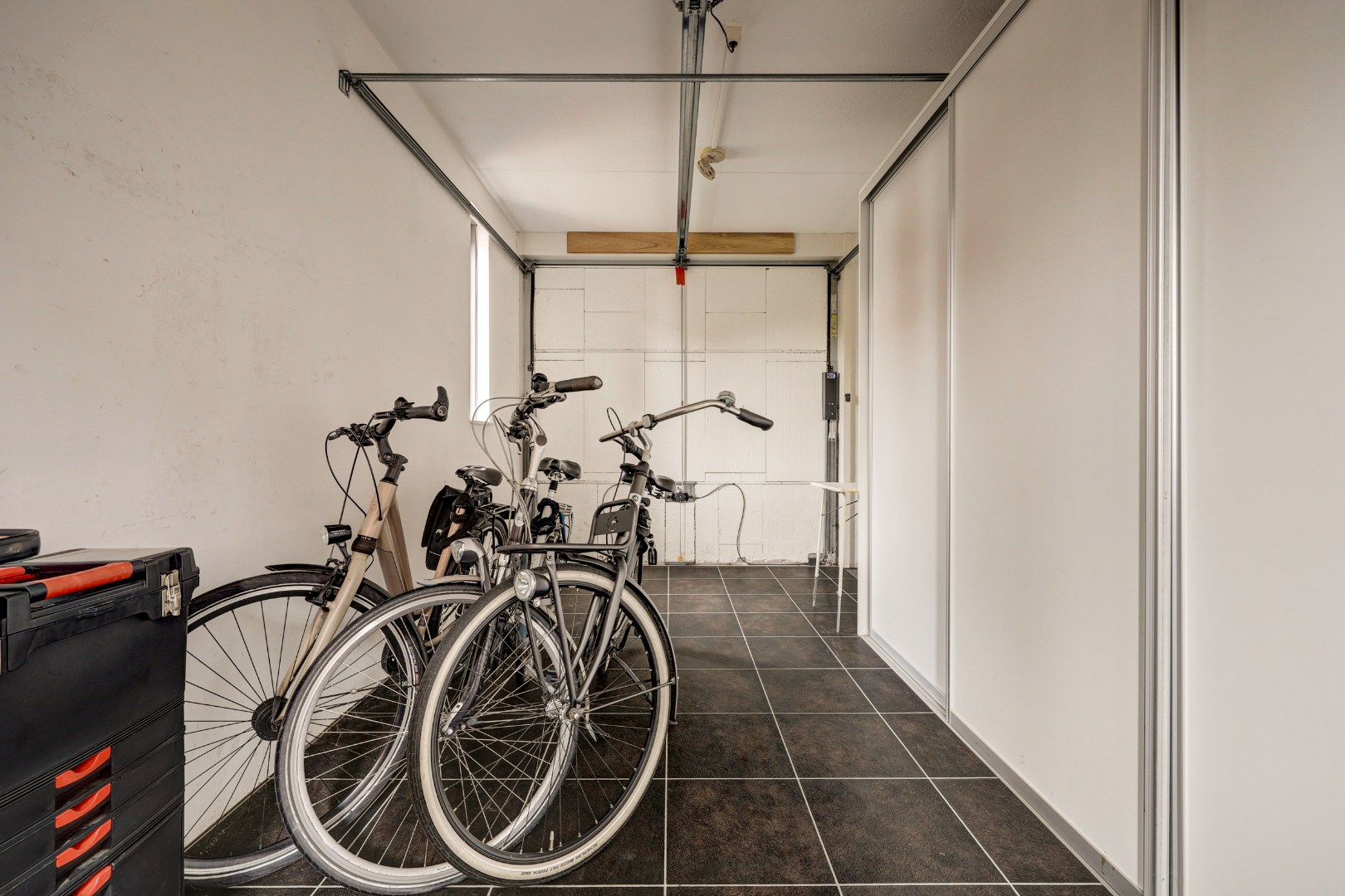 Luxe en royale 5-kamer 2-onder-1-kap woning met garage, eigen parkeerplaats, sauna én zonnige tuin op het zuiden en gelegen in een rustige straat! 